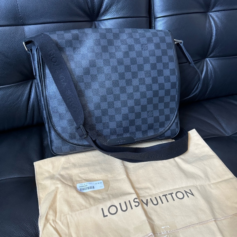 Louis Vuitton Daniel MM Messenger Bag in Damier Graphite
